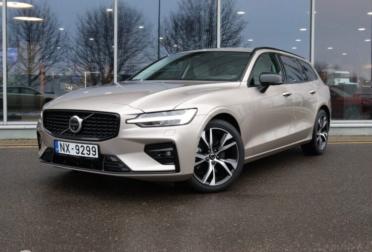 VOLVO V60 B4