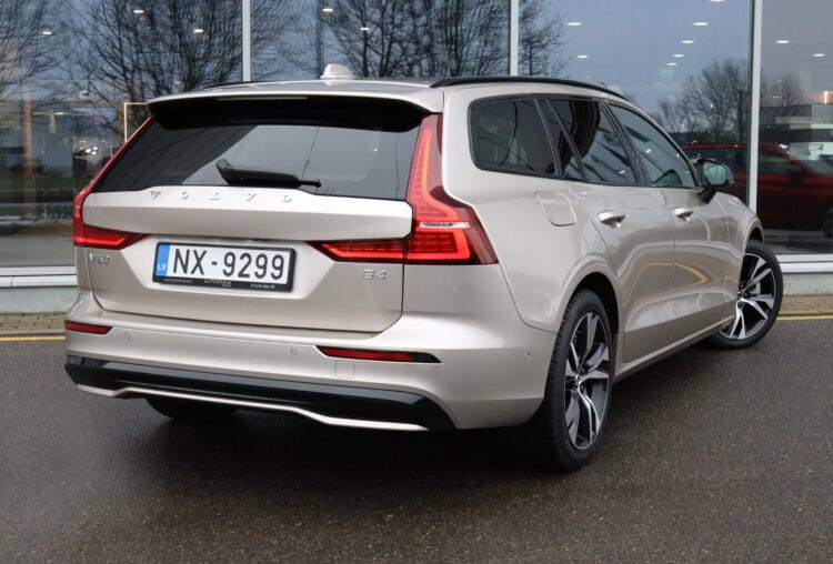 VOLVO V60 B4