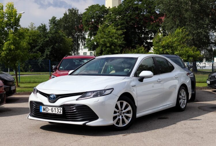 Toyota Camry Hybrid Luxury