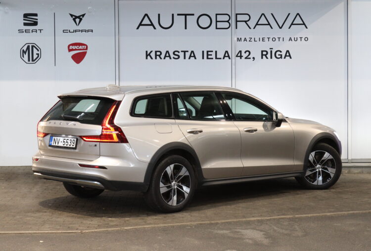 VOLVO V60 Cross Country B5 Awd