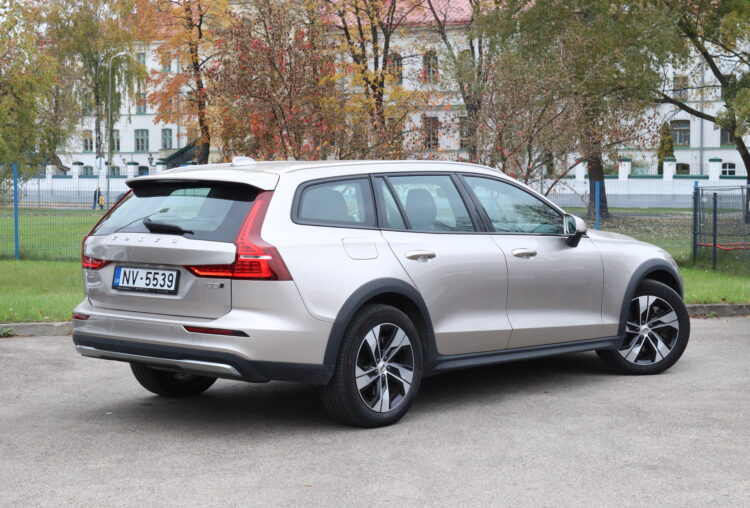 VOLVO V60 Cross Country B5 Awd